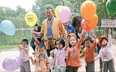 Trẻ em - thế hệ tương lai của đất nước có quyền được chăm sóc, nuôi dưỡng để phát triển trí tuệ và thể chất.