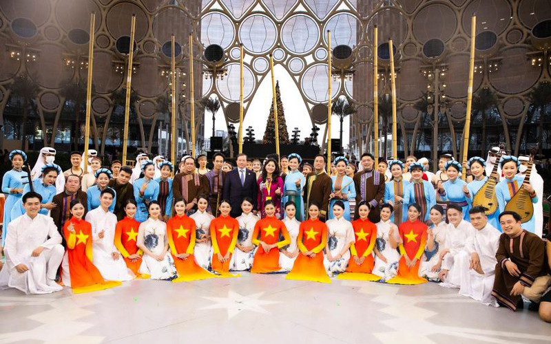 Thứ trưởng Văn hóa, Thể thao và Du lịch Tạ Quang Đông và các diễn viên, nghệ sĩ tham gia Triển lãm EXPO 2020 Dubai. (Ảnh: Tổng cục Du lịch) 