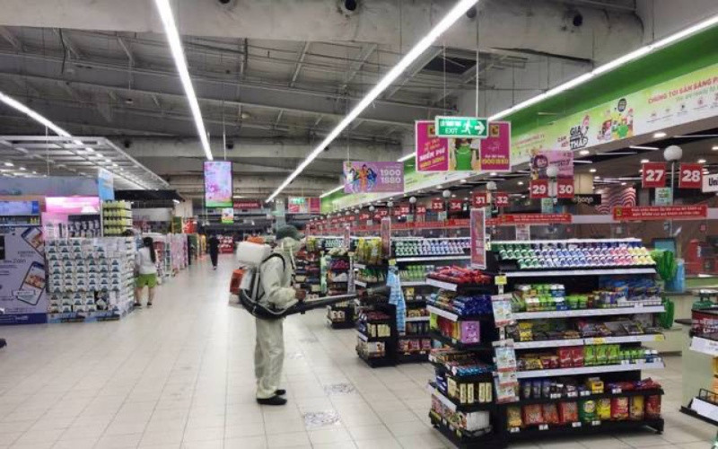 Siêu thị Big C Thăng Long tổ chức phun khử khuẩn, phòng dịch Covid-19.