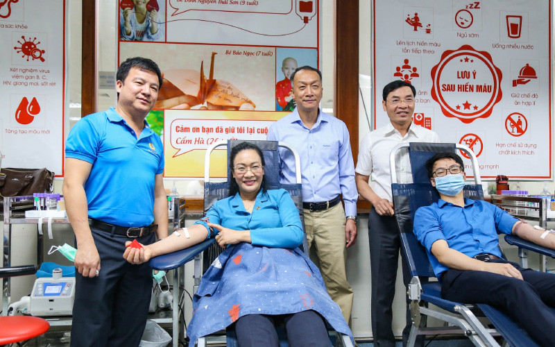 Cán bộ Công đoàn Y tế tham gia hiến máu tại Hội nghị tổng kết