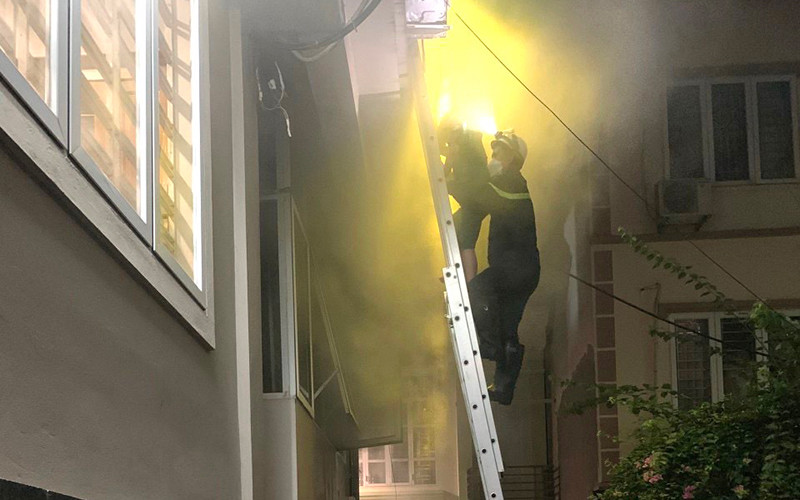 Cảnh sát phòng cháy chữa cháy và cứu nạn cứu hộ đưa người dân thoát khỏi khu vực cháy.