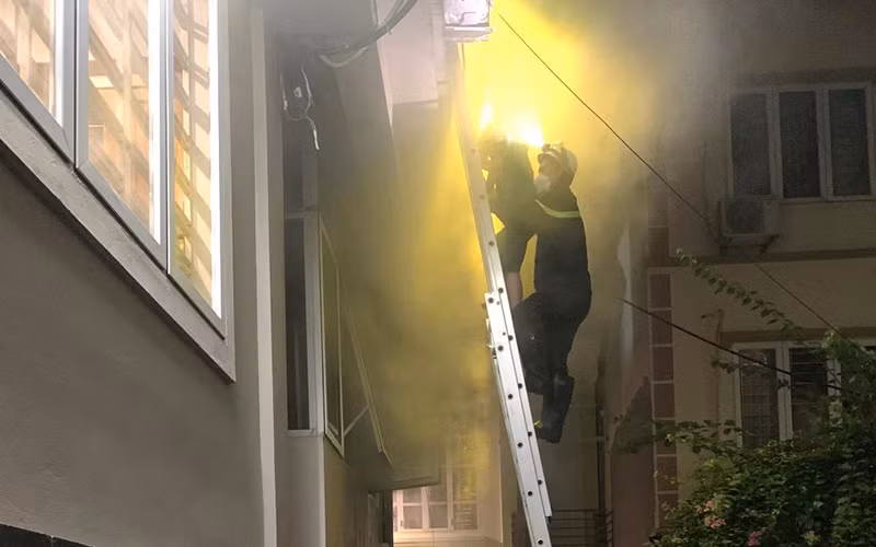 Cảnh sát phòng cháy chữa cháy và cứu nạn cứu hộ đưa người dân thoát khỏi khu vực cháy.