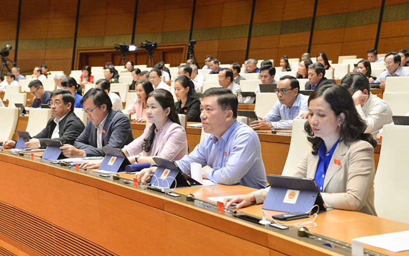 Đại biểu Quốc hội tiến hành biểu quyết bằng hệ thống điện tử.