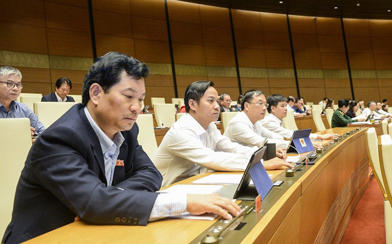 Đại biểu Quốc hội "bấm nút" biểu quyết.