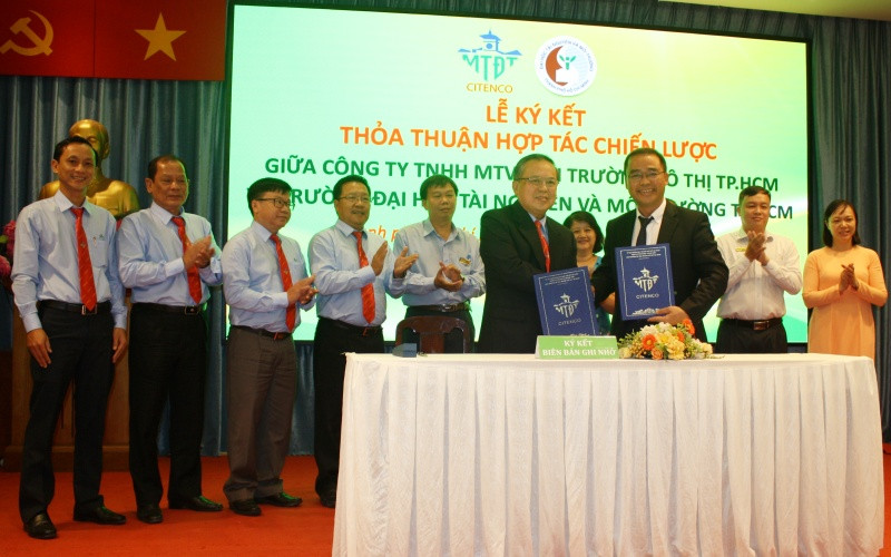 Quang cảnh lễ ký kết.