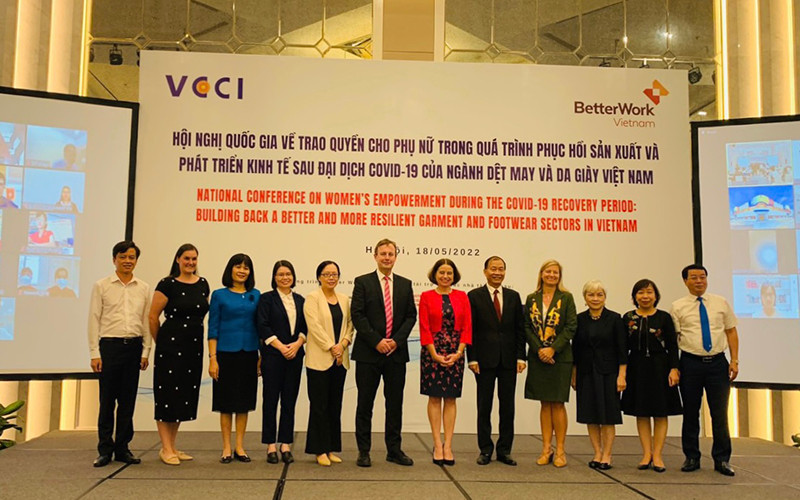 Các đại biểu Việt Nam và quốc tế tham dự hội nghị.