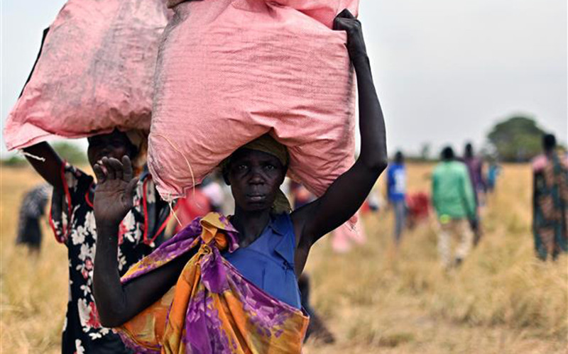 Người dân nhận lương thực cứu trợ tại Ayod (Nam Sudan), ngày 6/2/2020. (Ảnh: AFP/TTXVN)
