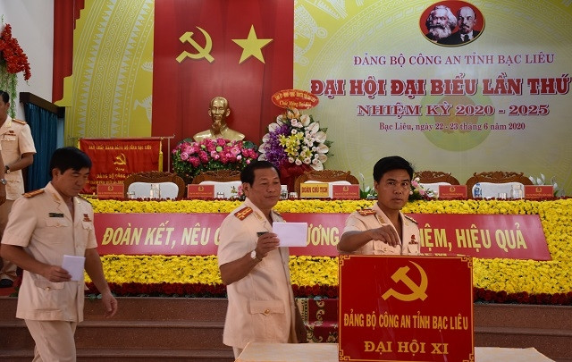 Các đại biểu tham gia bỏ phiếu bầu Ban Chấp hành Đảng bộ Công an tỉnh Bạc Liêu nhiệm kỳ 2020- 2025.