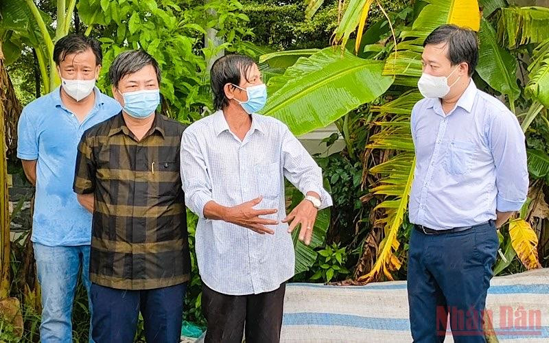 Bí thư Tỉnh ủy Đồng Tháp Lê Quốc Phong (bìa phải) ra tận vườn tìm hiểu đời sống, sản xuất của bà con nông dân tại Làng hoa Sa Đéc vào chiều 9/9 (Ảnh: HỮU NGHĨA) 