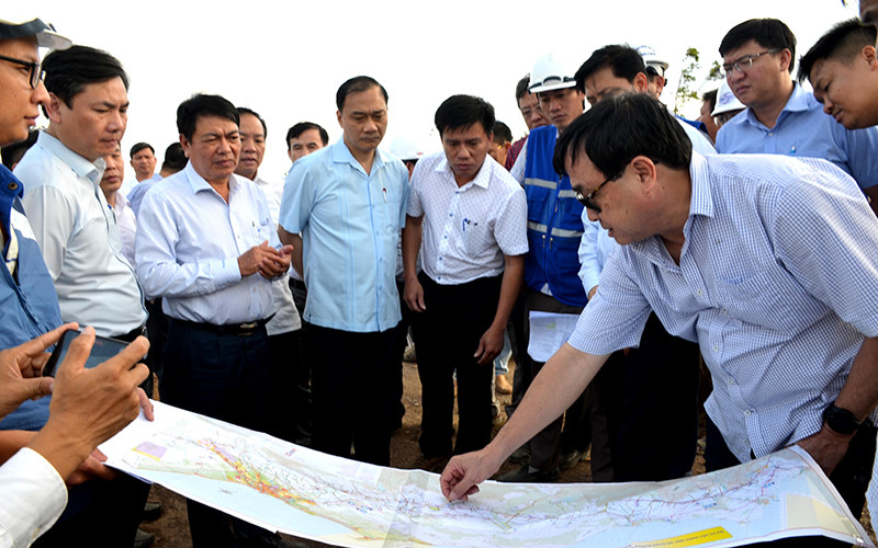 Đoàn công tác Quốc hội đi khảo sát hiện trường tại một số gói thầu thi công dự án; một số mỏ có khả năng cung cấp nguồn vật liệu đất đắp cho dự án.