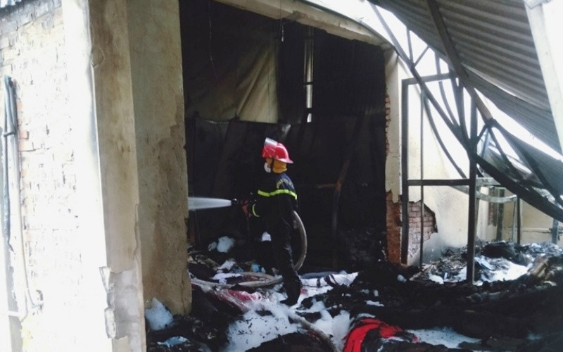 Lực lượng chức năng đang tiến vào chữa cháy. (Ảnh: Công an TP Hà Nội cung cấp)