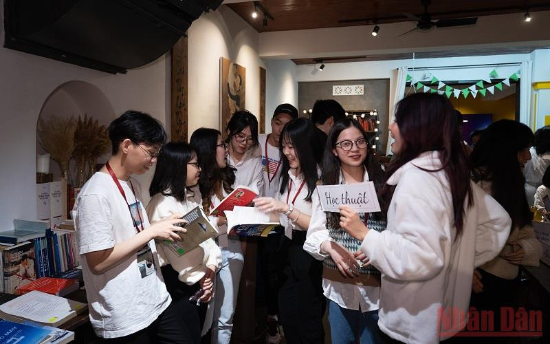 Ngày sách thu hút đông các bạn trẻ tham gia.