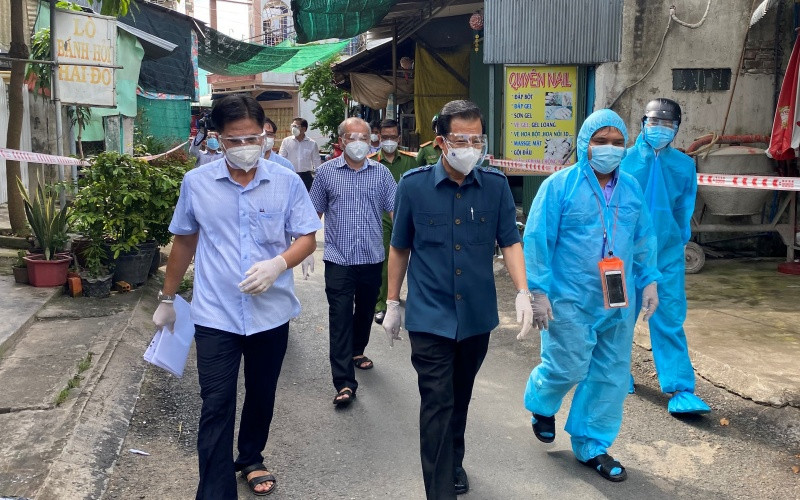 Bí thư Tỉnh ủy (thứ hai từ trái sang) kiểm tra ổ dịch tại thị trấn Phú Mỹ.