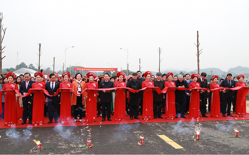 Thường trực Ban Bí thư Trần Quốc Vượng và lãnh đạo Trung ương, tỉnh Yên Bái cắt băng khánh thành cầu Cổ Phúc.