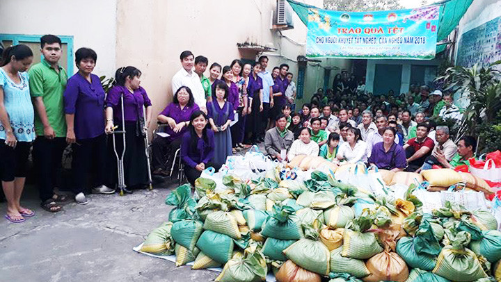 Cô Hồng Nga (ngồi xe lăn) trong một lần tổ chức trao quà Tết.