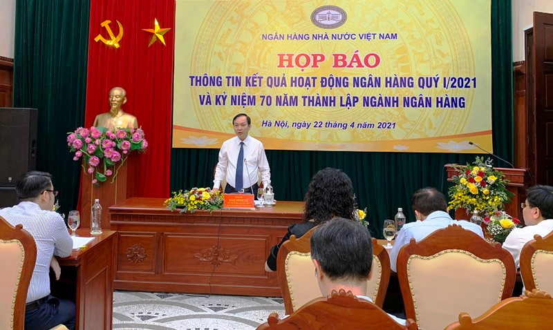 Phó Thống đốc thường trực NHNN Đào Minh Tú phát biểu tại họp báo.