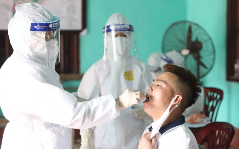 Lấy mẫu xét nghiệm cho người dân thôn My Điền, thị trấn Nếnh, Bắc Giang. (Ảnh: Danh Lam)