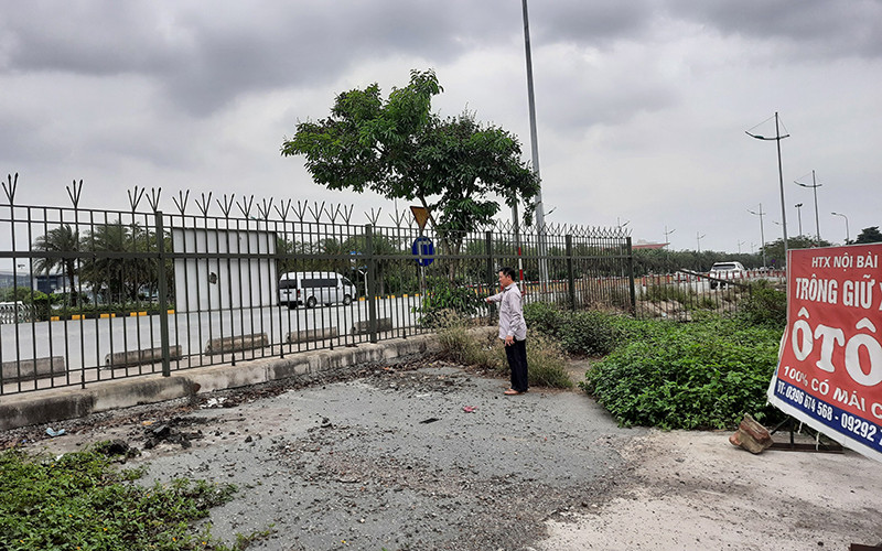 Nhiều lao động của hợp tác xã Nội Bài lâm vào cảnh khó khăn do chính quyền địa phương rào chắn lối vào.