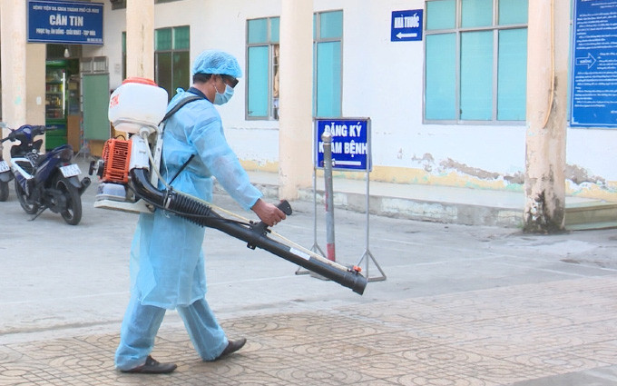 Phun thuốc khử trùng tại Bệnh viện đa khoa Cà Mau.