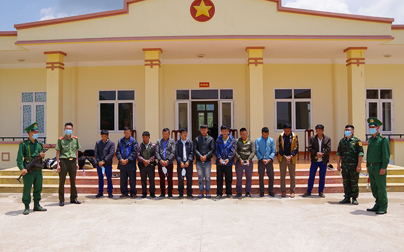 Lực lượng chức năng áp giải các đối tượng từ địa phận biên giới về.