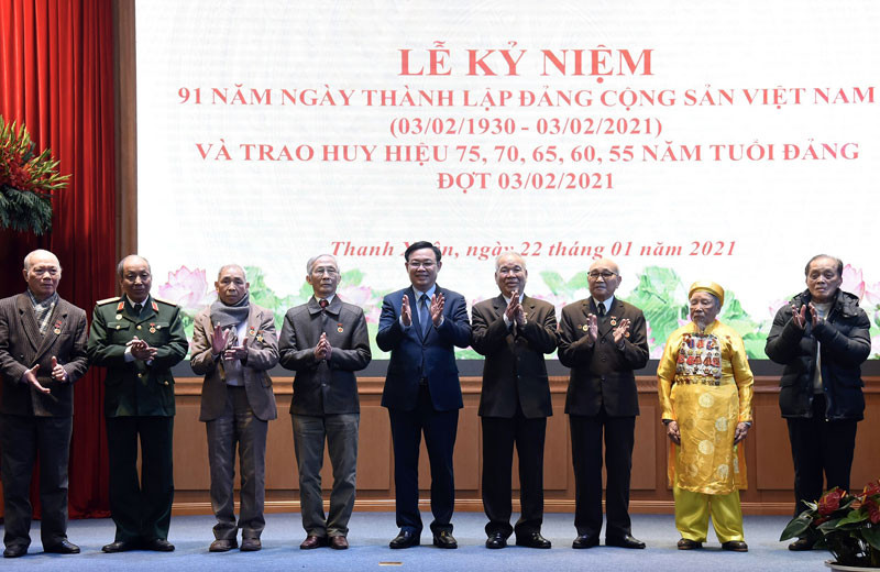 Bí thư Thành ủy Hà Nội Vương Đình Huệ trao Huy hiệu 65 năm, 60 năm tuổi Đảng cho các Đảng viên quận Thanh Xuân. (Ảnh: Duy Linh)