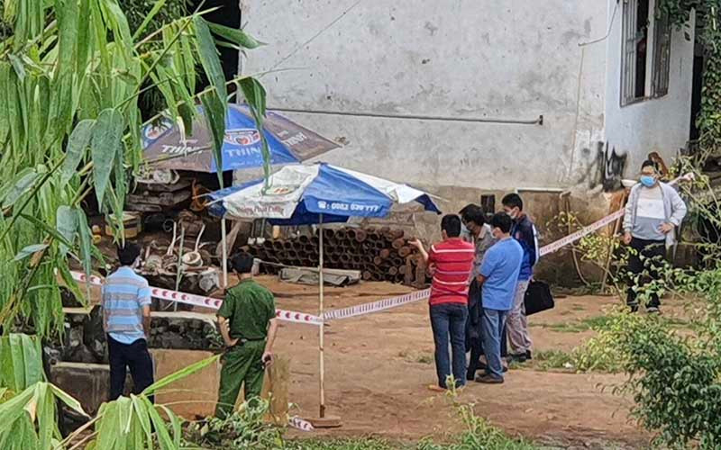 Lực lượng chức năng có mặt tại nhà ông Minh điều tra nguyên nhân gây ra vụ nổ. 