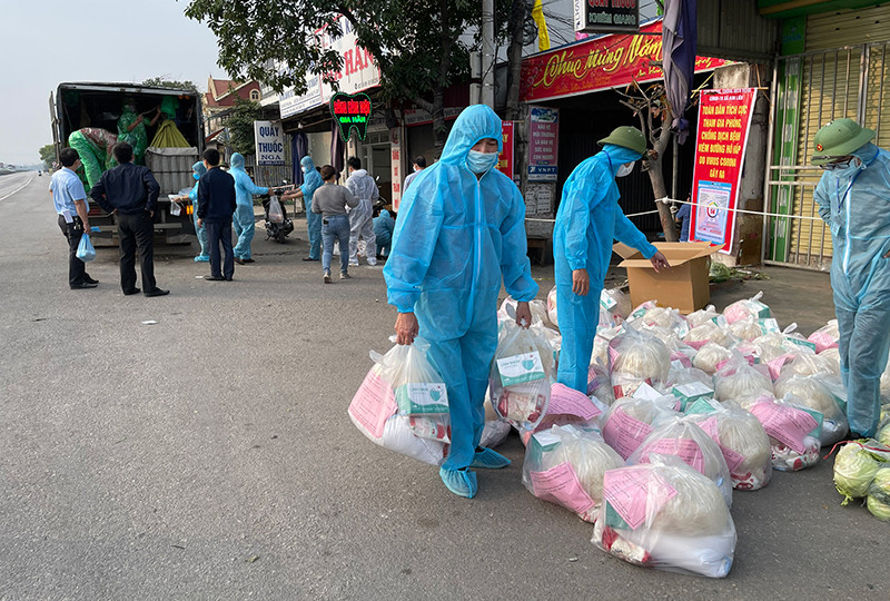 Hỗ trợ lương thực, thực phẩm cho bà con xã Kim Liên, huyện Kim Thành bị phong tỏa.