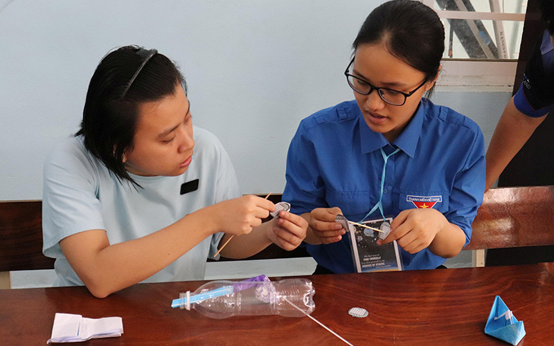 Sinh viên Trường đại học Sư phạm Đà Nẵng dạy kỹ năng tại Trung tâm Bảo trợ NNCĐDC và trẻ em bất hạnh.