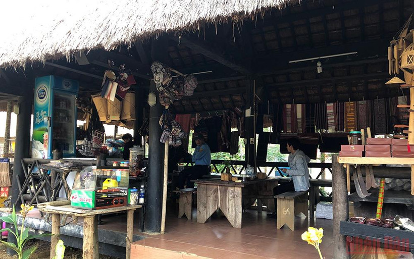 Quầy giới thiệu sản vật địa phương tại Làng. 
