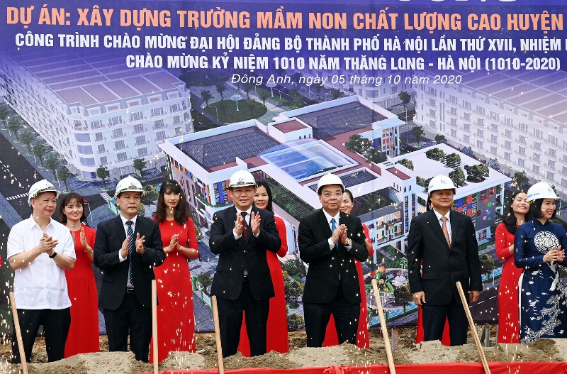 Bí thư Thành ủy Vương Đình Huệ, Chủ tịch UBND TP Hà Nội Chu Ngọc Anh cùng các đại biểu thực hiện nghi thức khởi công Dự án xây dựng Trường Mầm non chất lượng cao huyện Đông Anh. (Ảnh: DUY LINH)