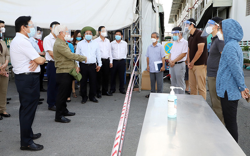 Bí thư Tỉnh ủy Bình Dương Nguyễn Văn Lợi (thứ hai, hàng đầu từ trái sang) động viên cán bộ, công nhân viên Công ty Hansoll Vina. 