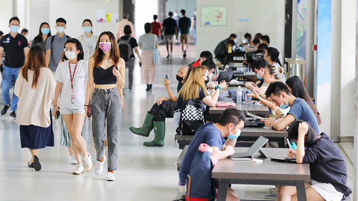 Đại dịch khiến nợ cá nhân của giới trẻ Singapore gia tăng. Ảnh: THE STRAITS TIMES