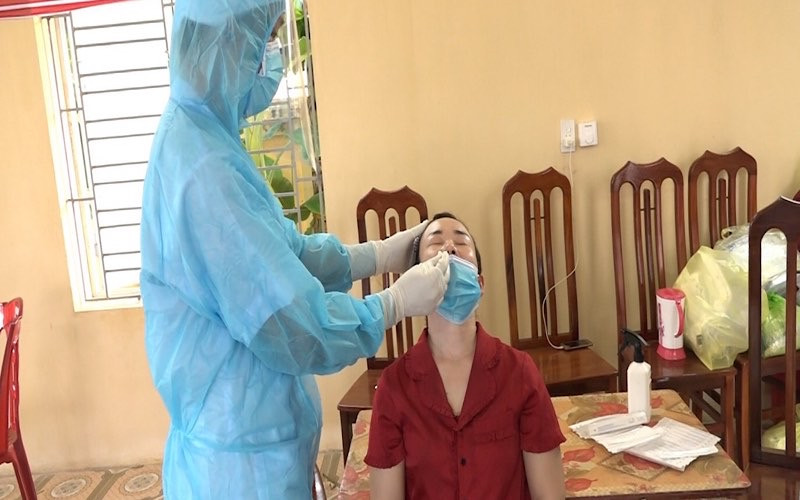 Lấy mẫu xét nghiệm Covid-19 cho học sinh và giáo viên tại Vĩnh Bảo.