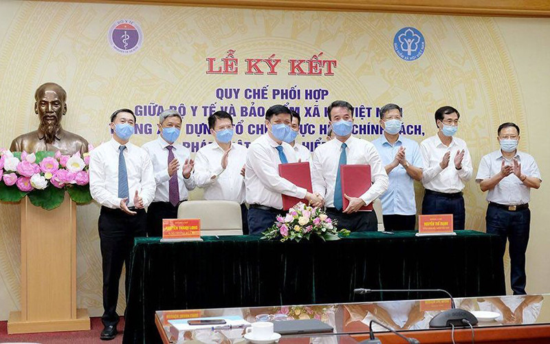 Ký kết quy chế phối hợp về triển khai chính sách bảo hiểm y tế