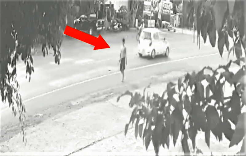 Camera của người dân ghi lại hình ảnh đối tượng Thi Thanh Sơn cầm dao rựa đến trước cổng trụ sở Công an phường Thiện An, thị xã Buôn Hồ la hét, chửi bới gây rối.