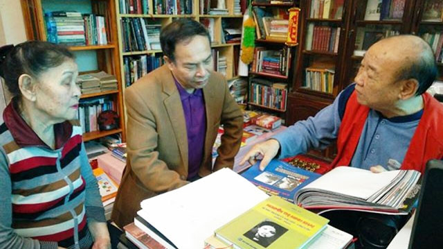 Nghệ sĩ nhiếp ảnh Hoàng Kim Đáng (bên phải) cùng bạn bè trong không gian làm việc của ông.