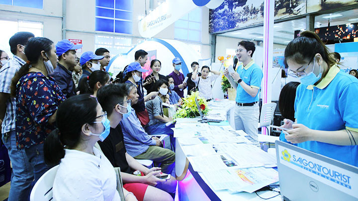 Khách tham quan hào hứng với các chương trình khuyến mãi tại VITM 2020.