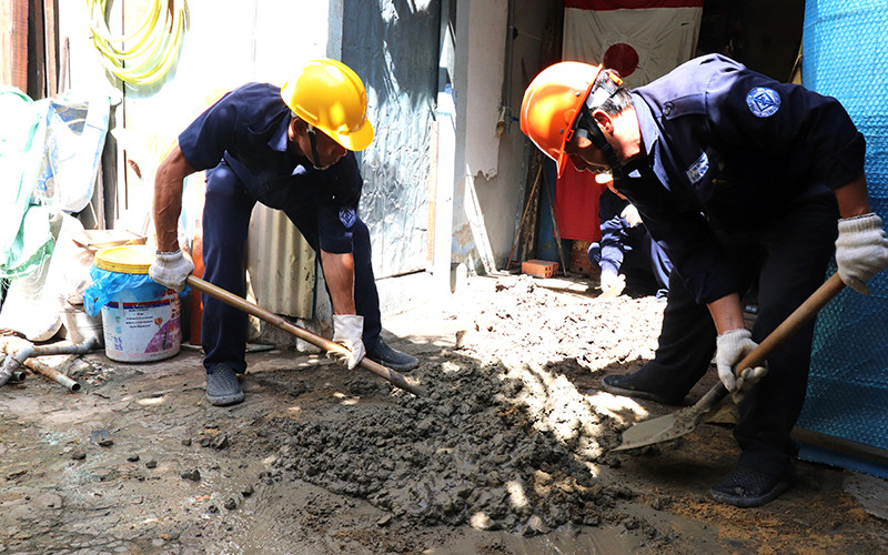 Công nhân Sawaco trám lấp nhiều giếng khoan ở các khu vực đã có hệ thống cấp nước của thành phố.