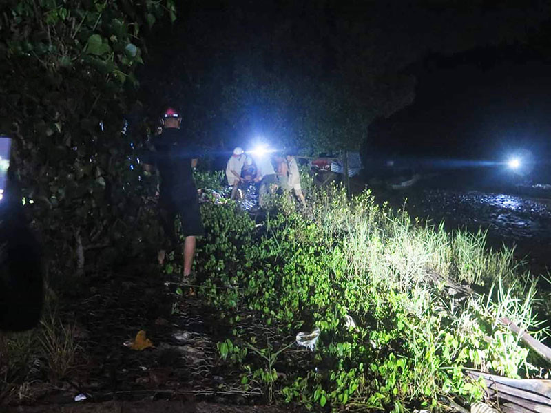 Lực lượng chức năng đang tổ chức tìm kiếm các nạn nhân mất tích. (Ảnh: VŨ LÊ).