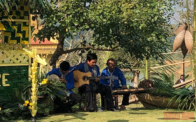 Trình diễn đờn ca tài tử tại Làng Văn hóa Du lịch các dân tộc Việt Nam. 