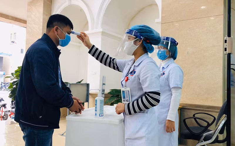 Khám sàng lọc tại các cơ sở y tế. 