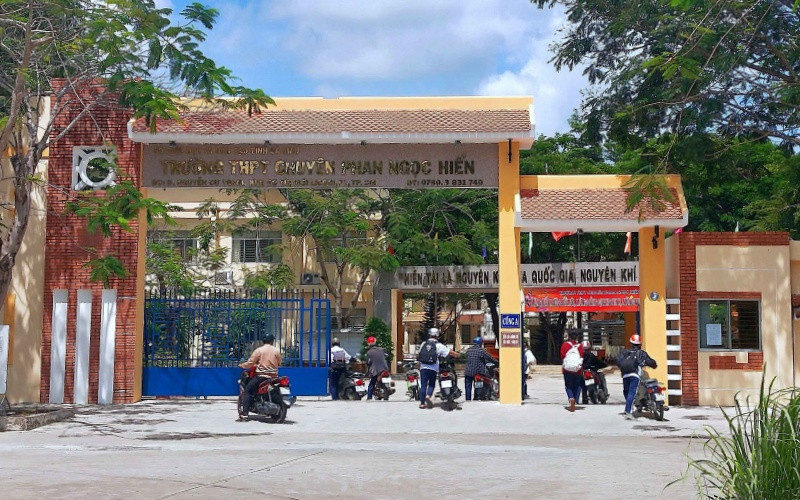 Trường THPT Chuyên Phan Ngọc Hiển xảy ra lùm xùm vụ học sinh nhặt thức ăn trong thùng rác.