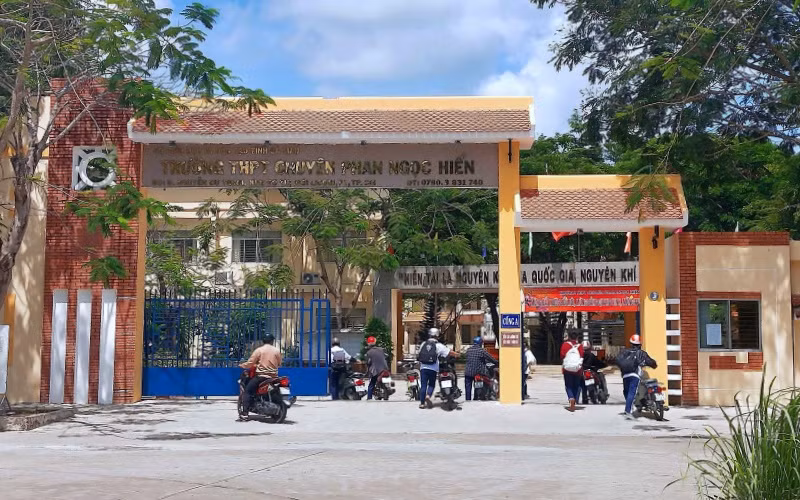 Trường THPT Chuyên Phan Ngọc Hiển xảy ra lùm xùm vụ học sinh nhặt thức ăn trong thùng rác.