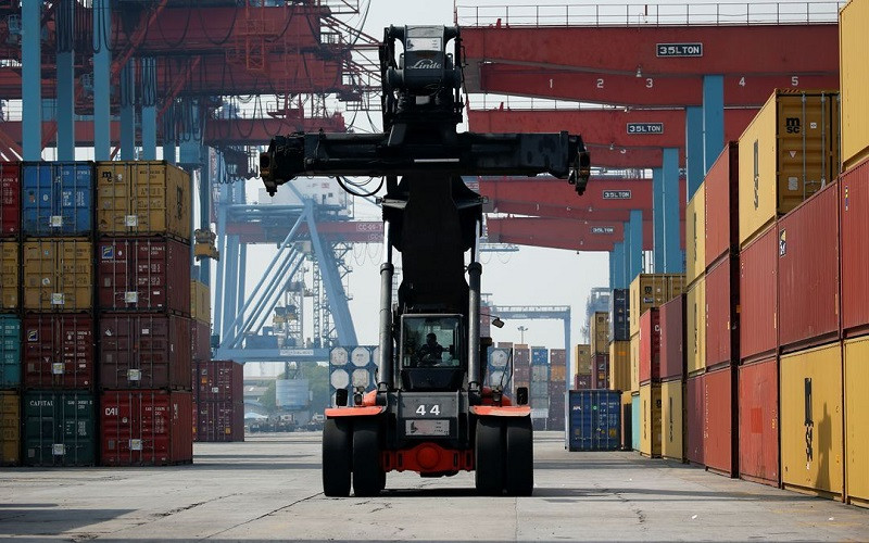 Bốc dỡ container tại cảng Tanjung Priok, Jakarta, Indonesia. (Ảnh: Reuters)