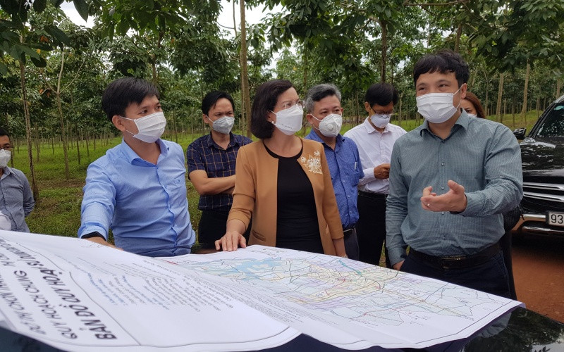Lãnh đạo tỉnh Bình Phước và lãnh đạo Công ty Cổ phần FPT khảo sát thực địa để hợp tác đầu tư.