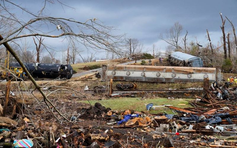 Lốc xoáy kinh hoàng khiến cả 1 đoàn tàu trật bánh ở Earlington, Kentucky, Mỹ, ngày 11/12/2021. (Ảnh: Reuters)