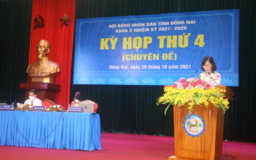 Đại diện UBND tỉnh Đồng Nai trình bày tờ trình quy định chính sách học phí học kỳ 1 năm học 2021 - 2022.