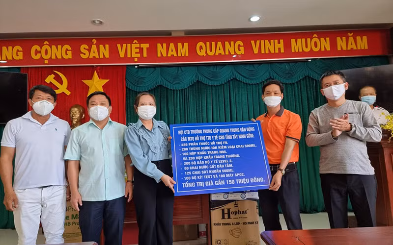 Đại diện Cơ quan Thường trực Báo Nhân Dân (phải) trao thuốc cho lãnh đạo Hội Chữ thập đỏ và Ban Tuyên giáo Tỉnh ủy Tây Ninh.
