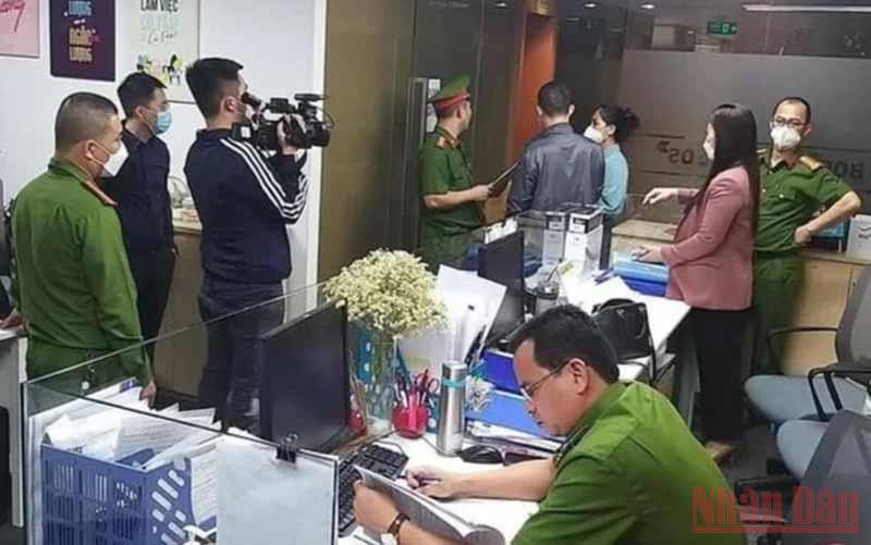Lực lượng chức năng khám xét tại Tập đoàn FLC.