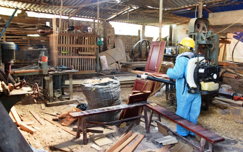 Phun hóa chất diệt muỗi ở vùng dịch.